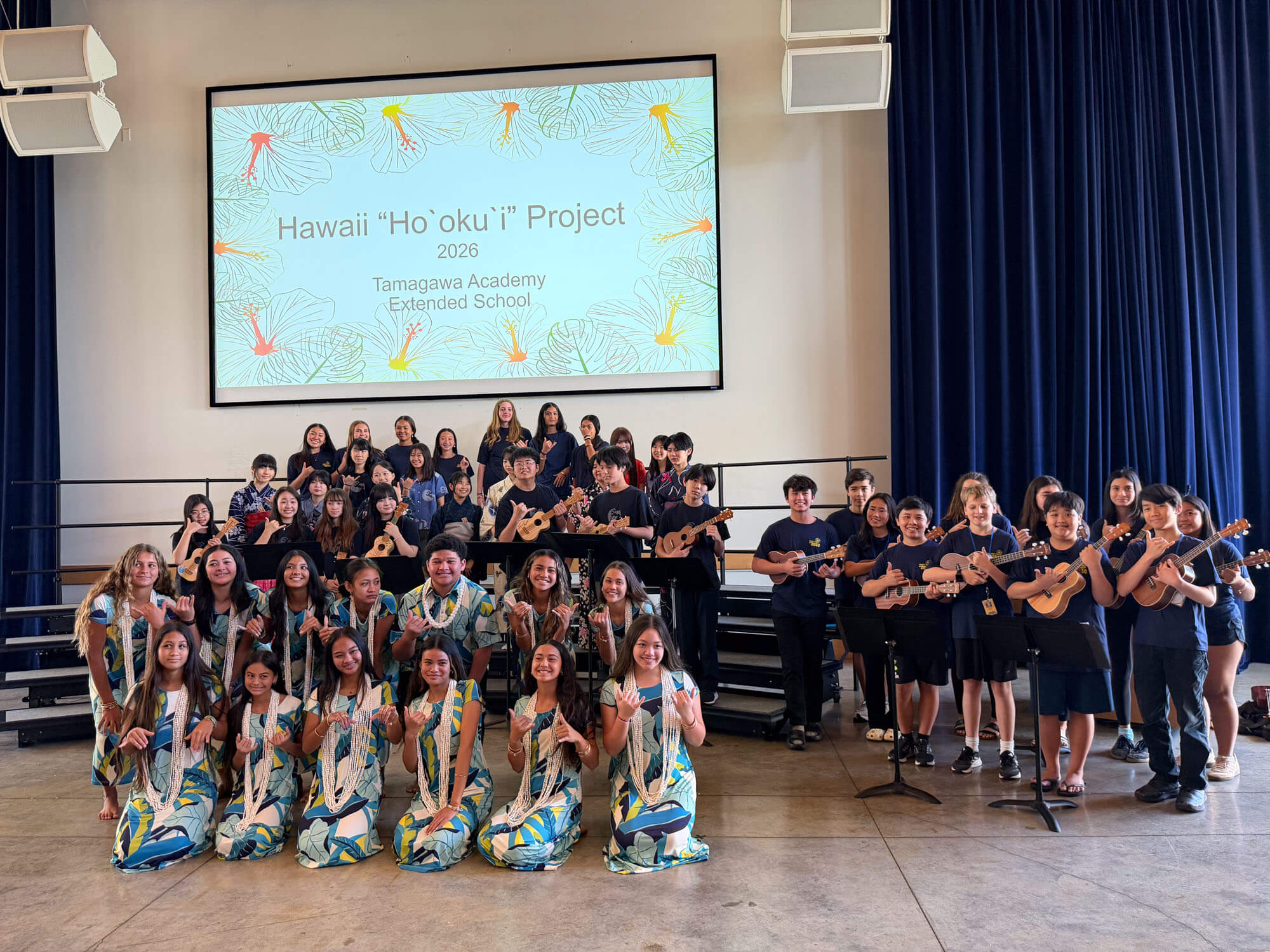 Пунахоу приветствует Тамагаву Гакуэна на представлении по культурному обмену «Хоокуи»