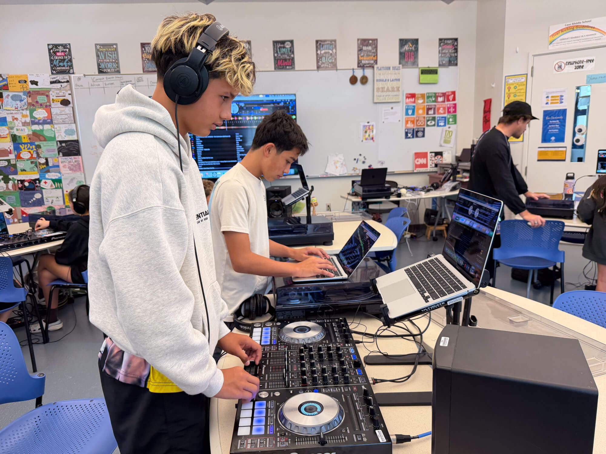Middle Schoolers Mix It Up in Learn to DJ - Punahou School