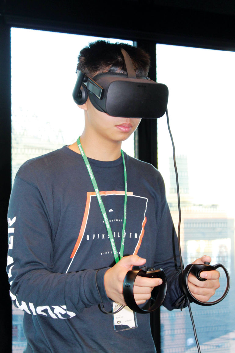 Carter Che ’22 experiences virtual reality during a trip to Oculus VR in Seattle.