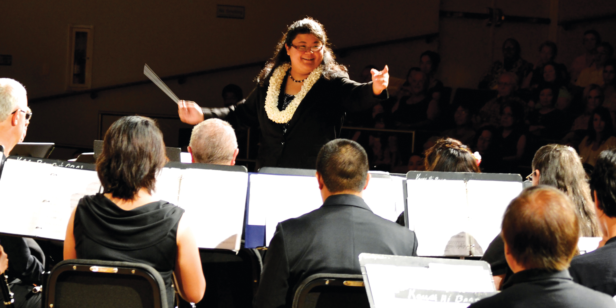 Sarah Tochiki ’03 leads students in the Kaua‘i Community College Wind Symphony at the Kaua‘i Community College Performing Arts Center.