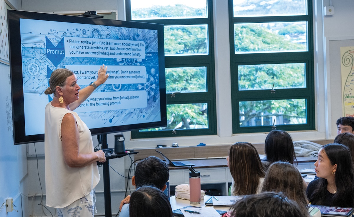 Jennifer Roble enseñando IA a jóvenes